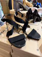 Sandle heel Size 37/7 Minor damage see in pic