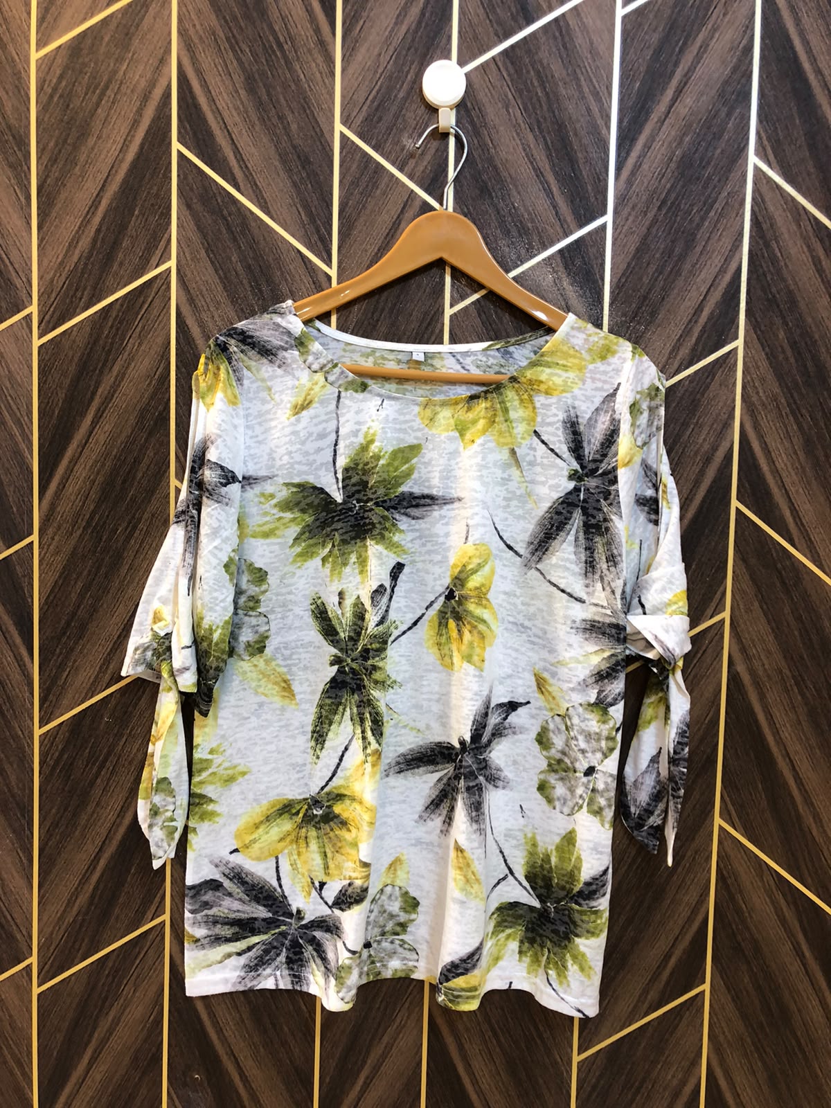 T-Shirt Jersey Medium Size Length 26  baggy