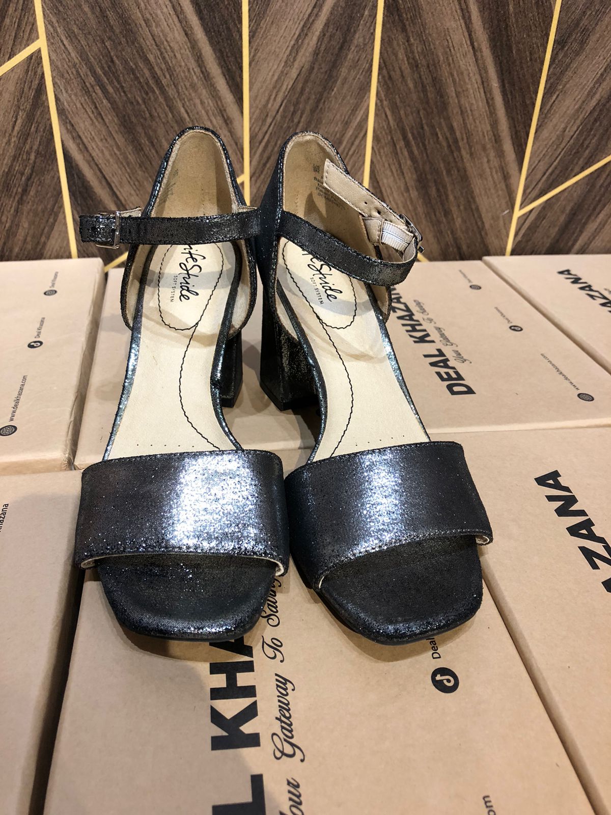 Women Heels minor defected Size 9