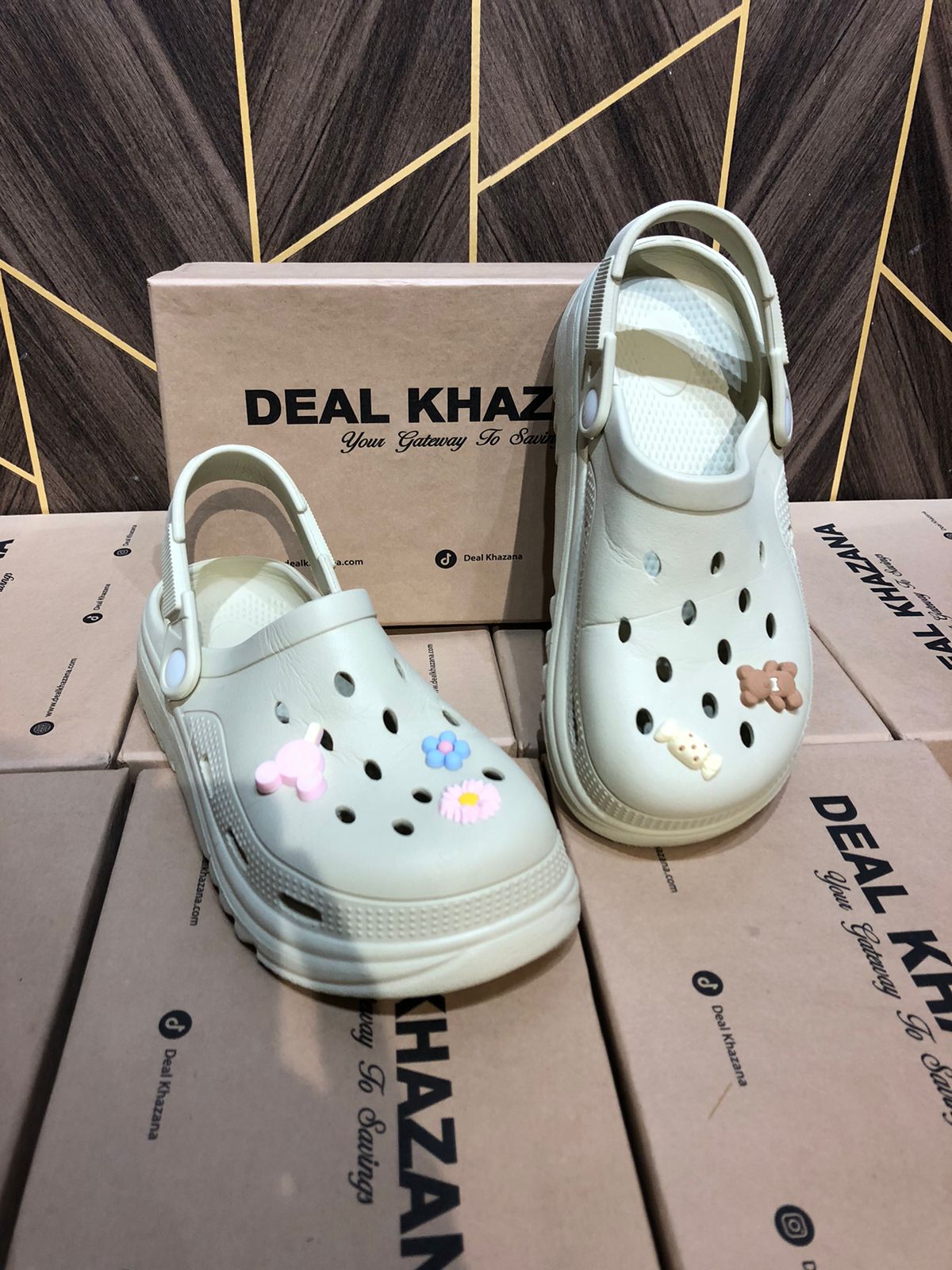Women Comfortable Crocs Size 6