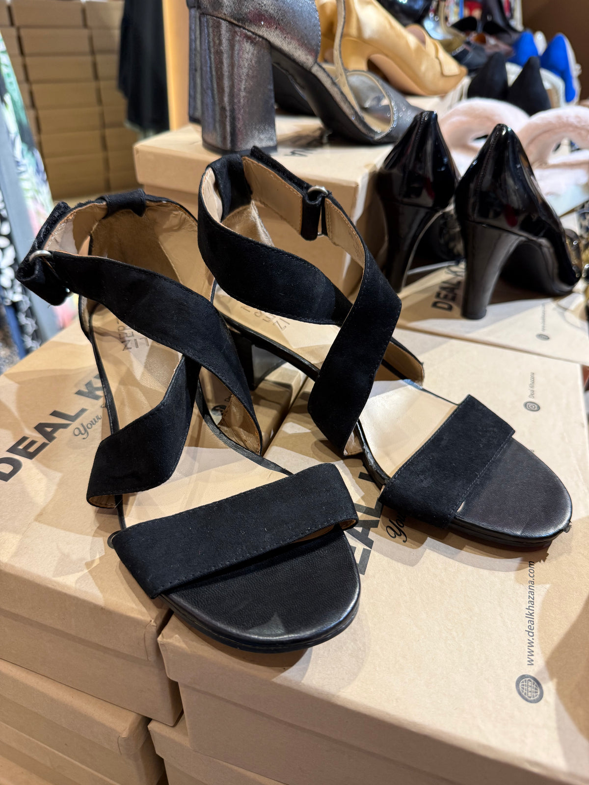 Sandle heel Size 37/7 Minor damage see in pic