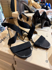 Sandle heel Size 37/7 Minor damage see in pic