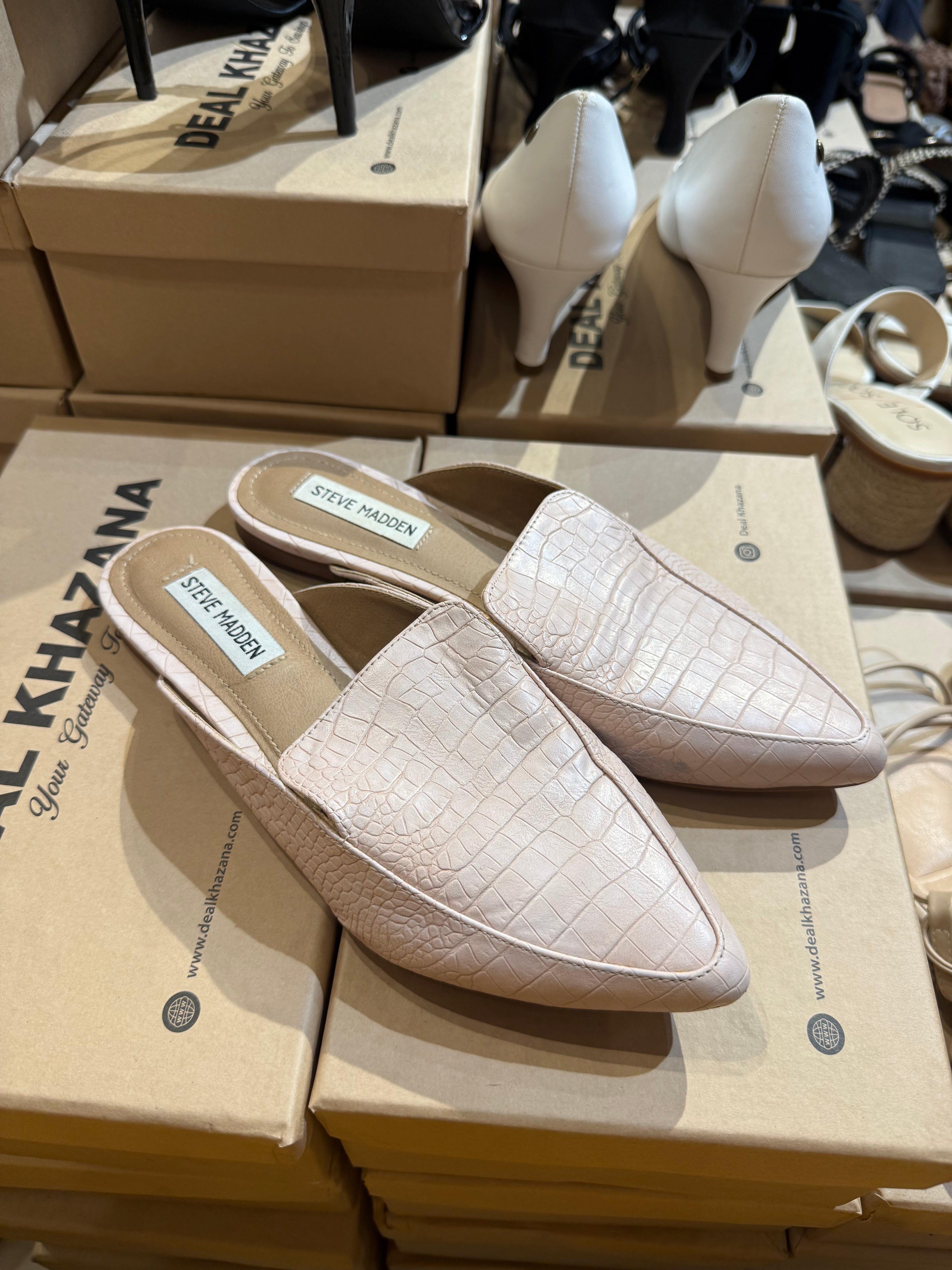 Beautiful Pump Size 37/7 Minor Stain see in pic