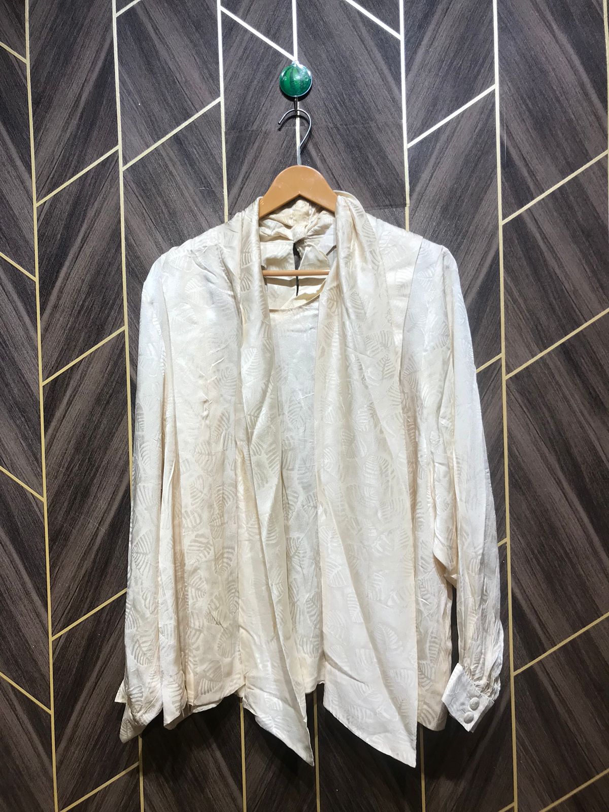 Western Top Silk – Medium to large  Size  Length: 27 )
