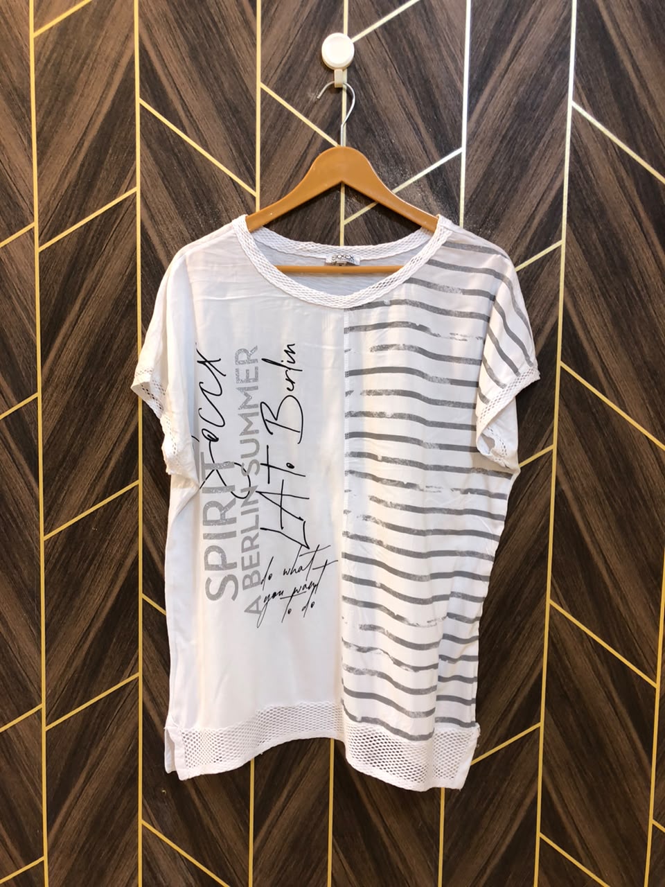 T-Shirt Jersey Medium Size Length 27 baggy