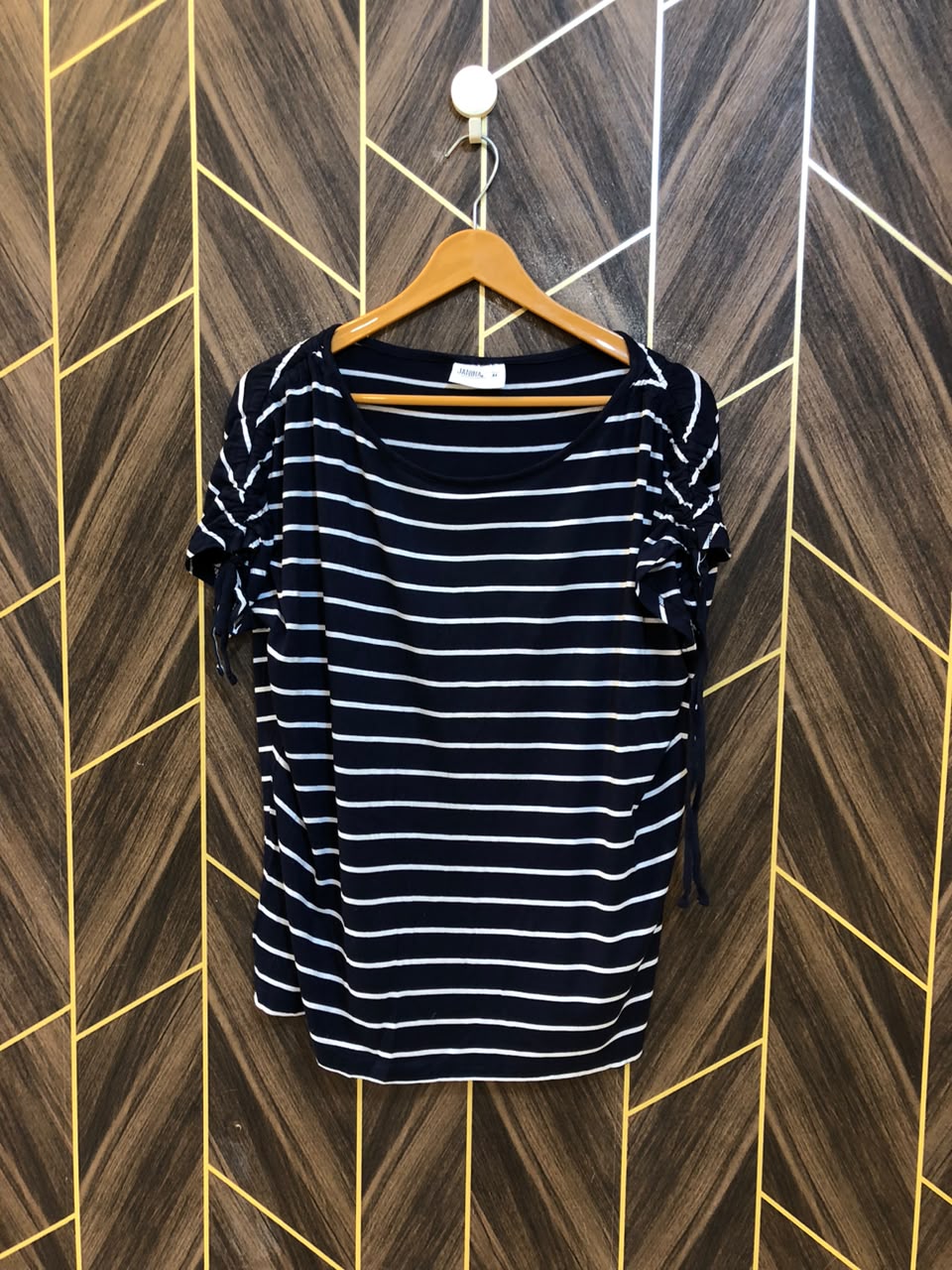 T-Shirt Jersey Medium Size Length 26  baggy