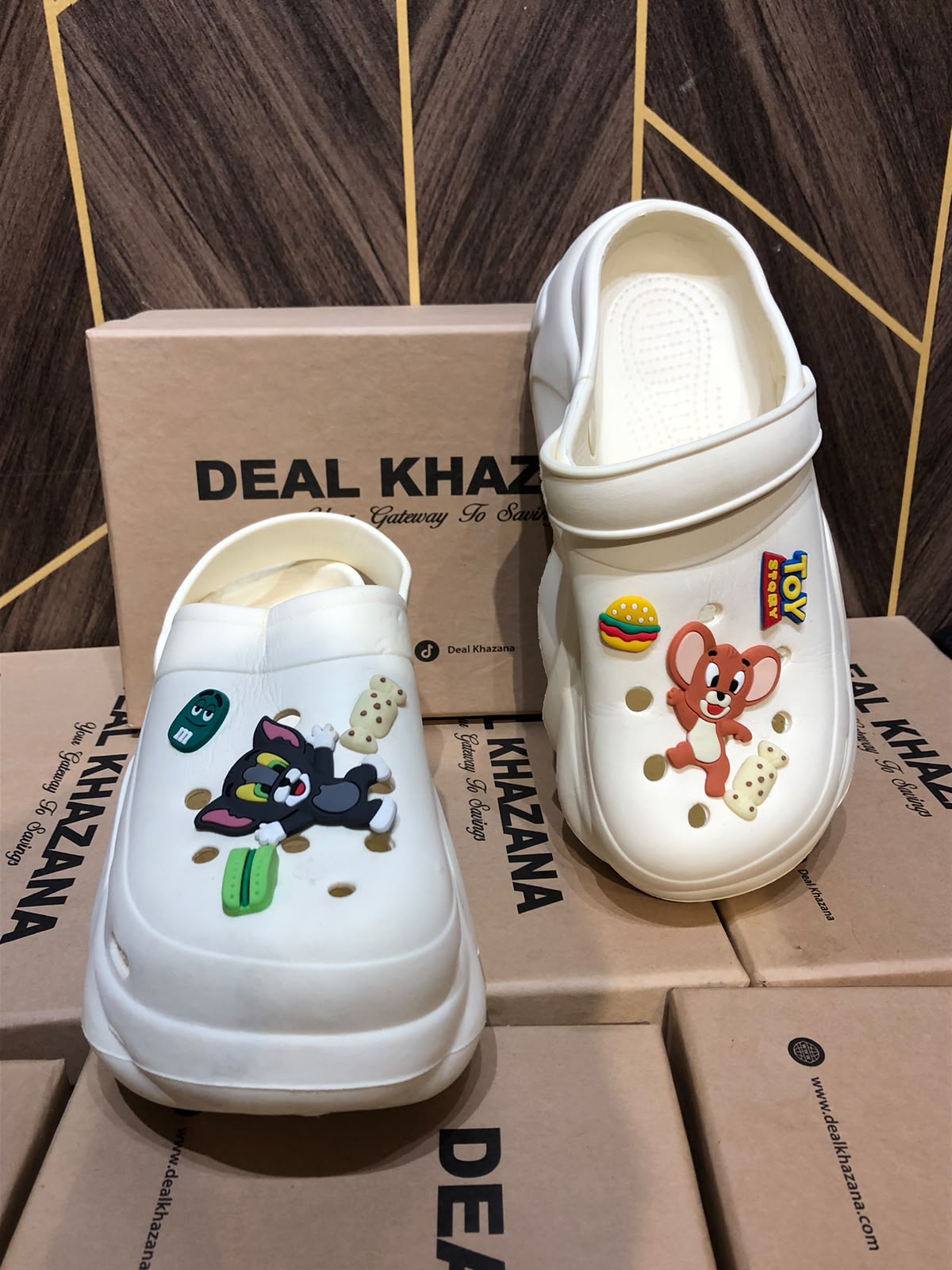 Women Comfortable Crocs Size 6