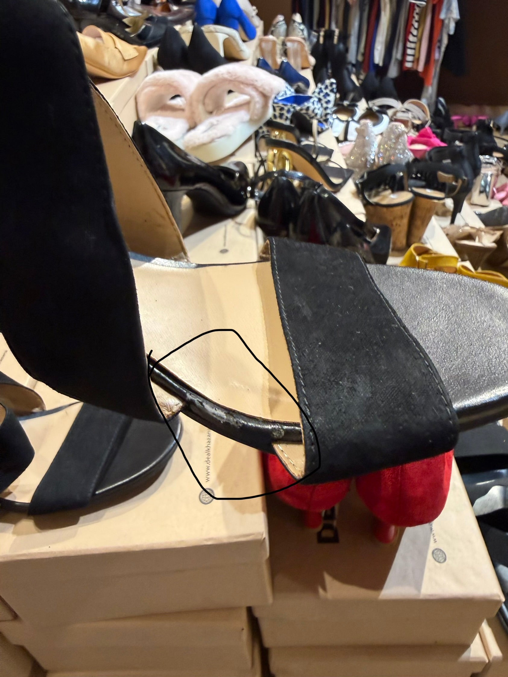 Sandle heel Size 37/7 Minor damage see in pic