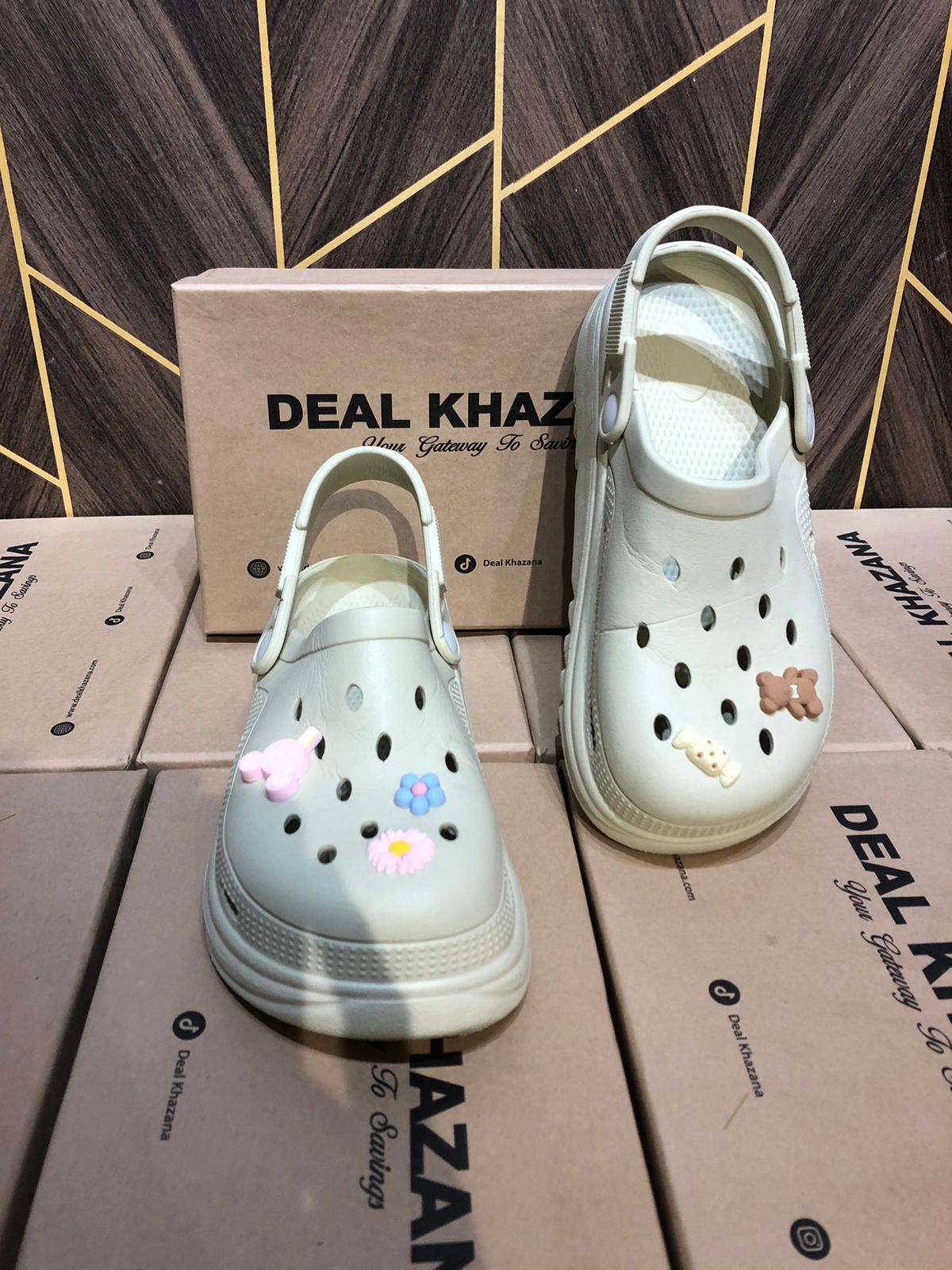 Women Comfortable Crocs Size 6