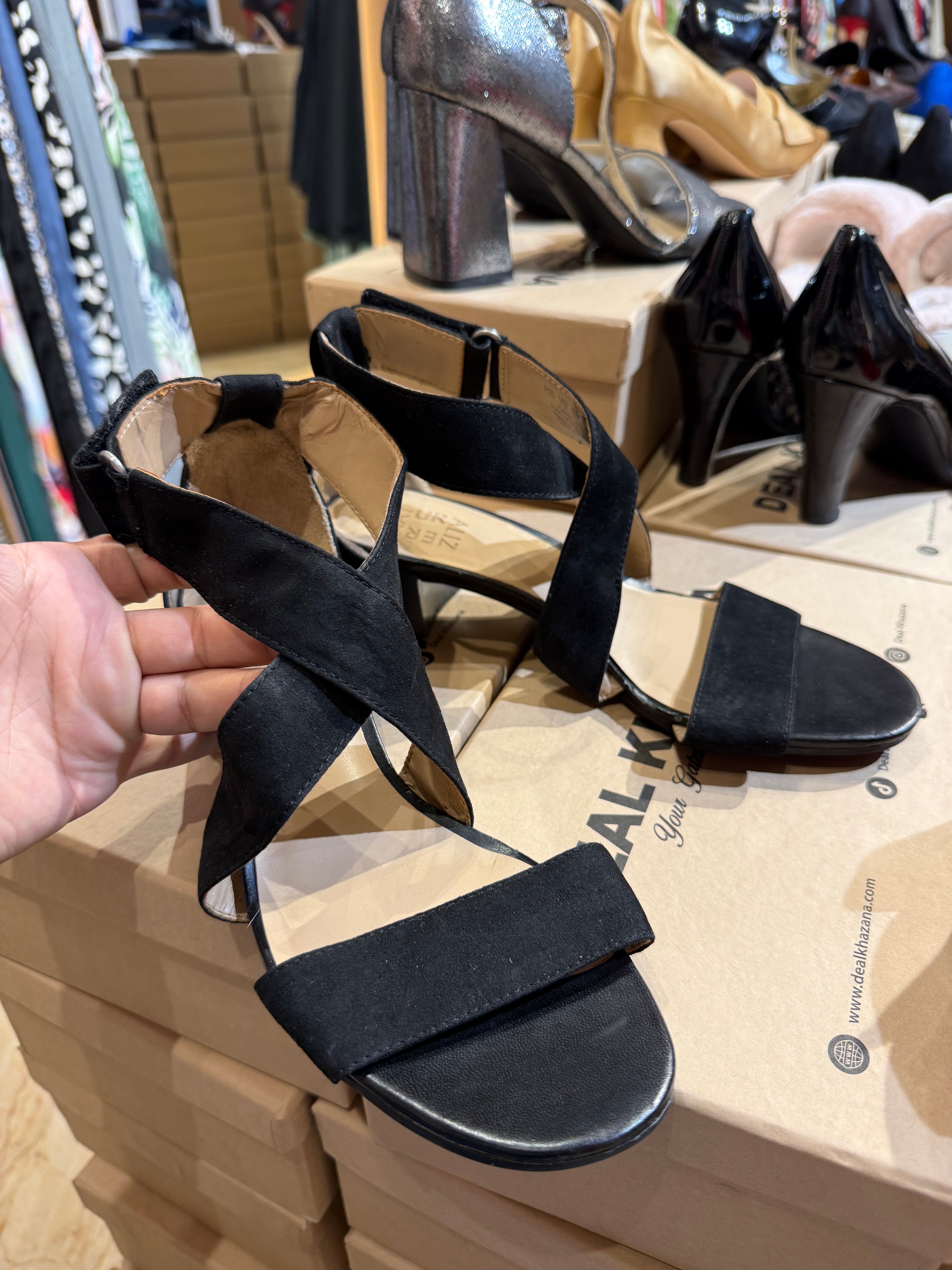 Sandle heel Size 37/7 Minor damage see in pic