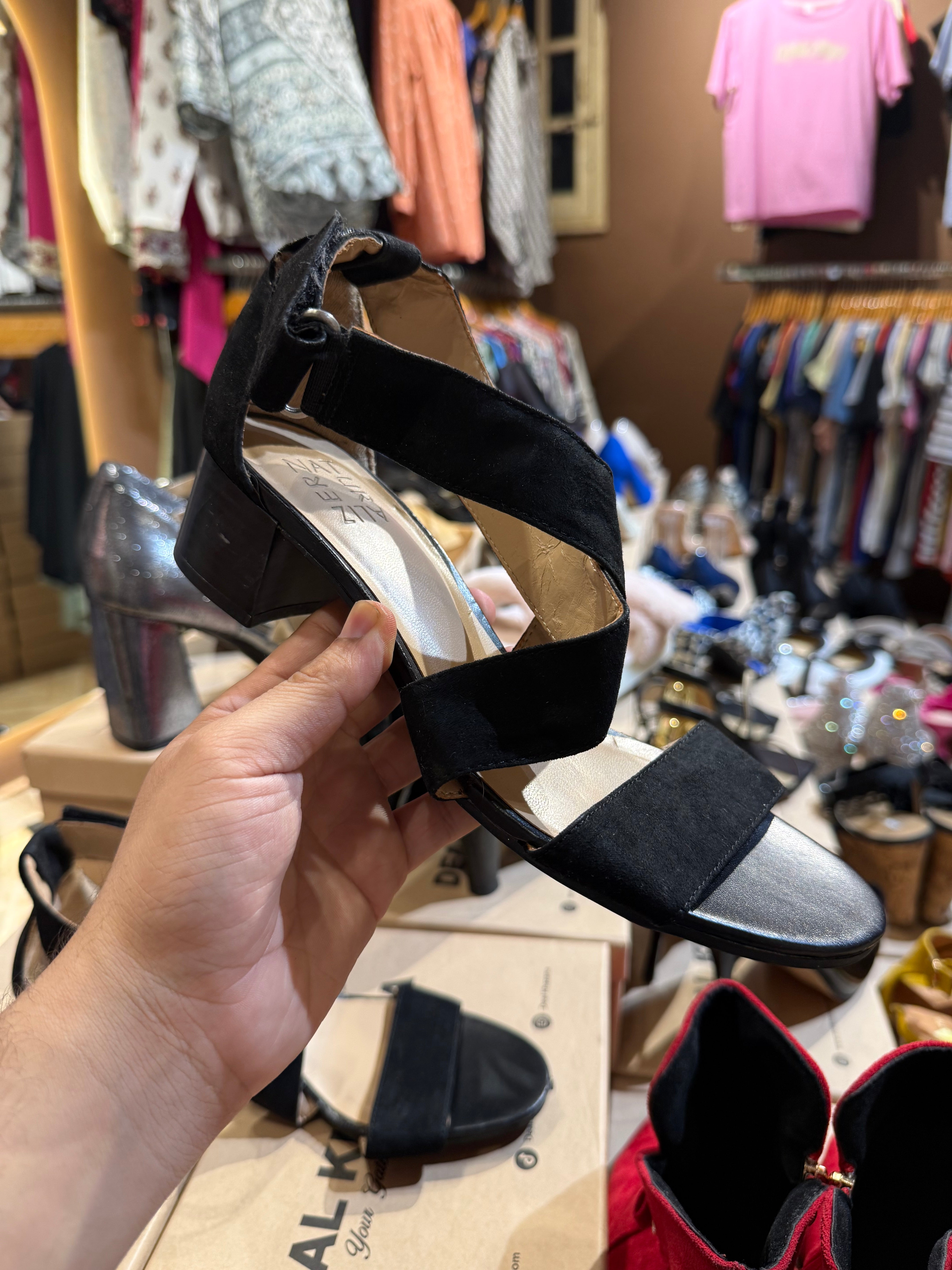 Sandle heel Size 37/7 Minor damage see in pic