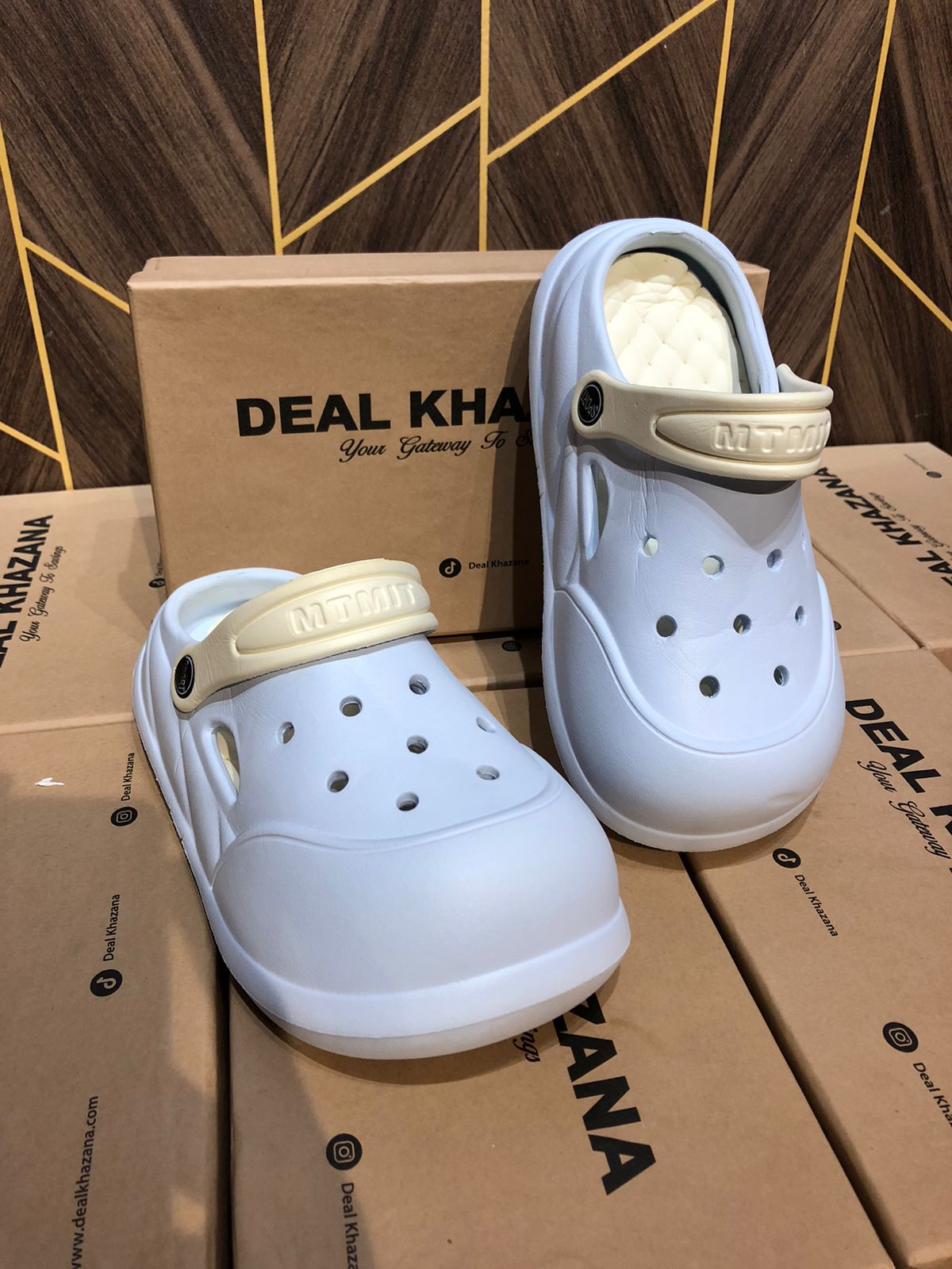 Women Comfortable Crocs Size 8