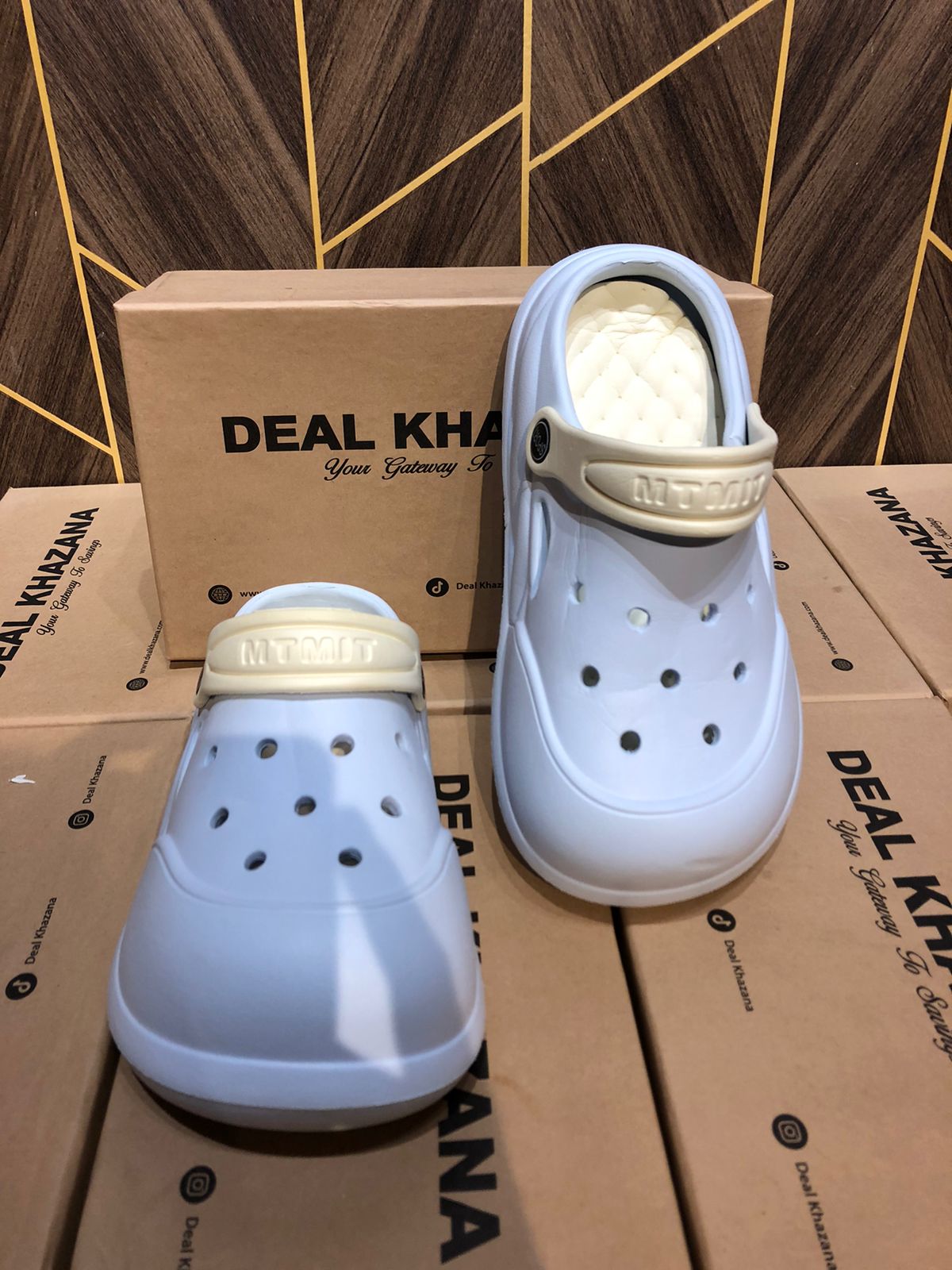 Women Comfortable Crocs Size 8