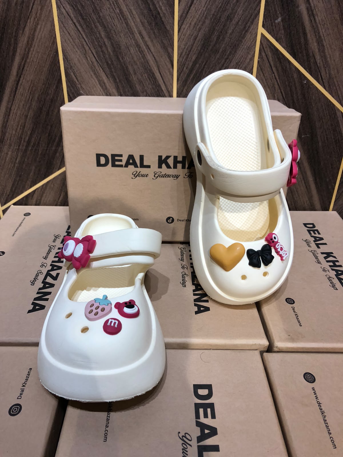 Women Comfortable Crocs Size 6