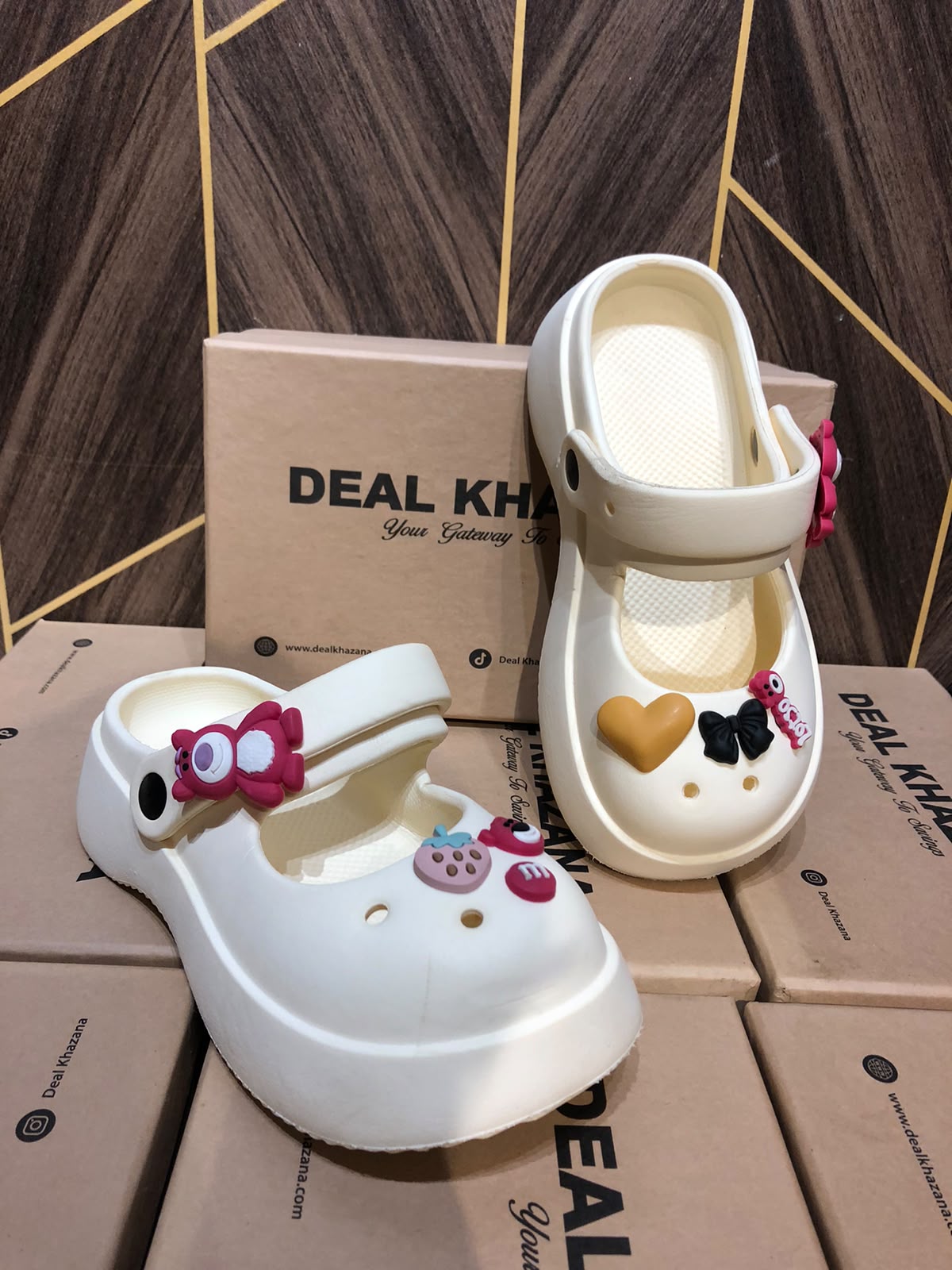 Women Comfortable Crocs Size 6