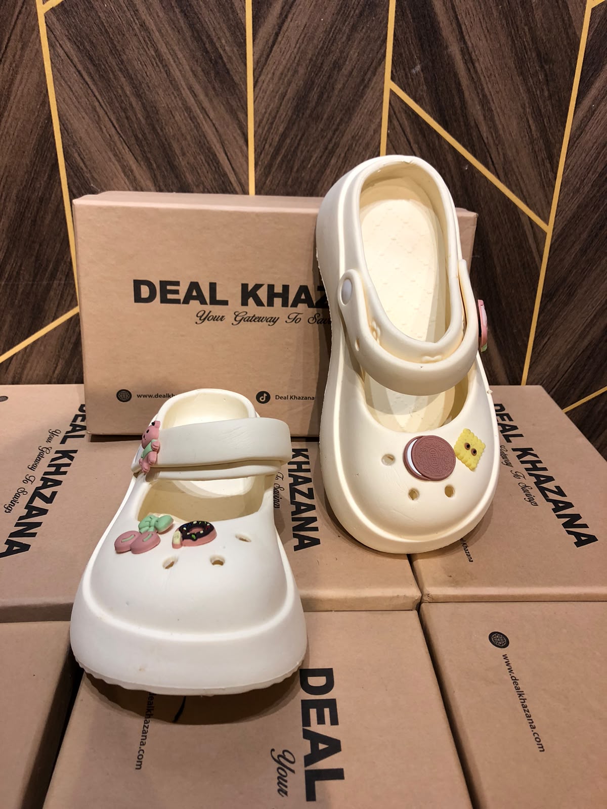 Women Comfortable Crocs Size 6