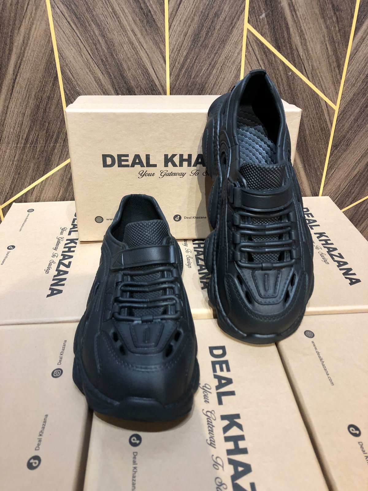 Women Comfortable Crocs shoes  Size 8,5