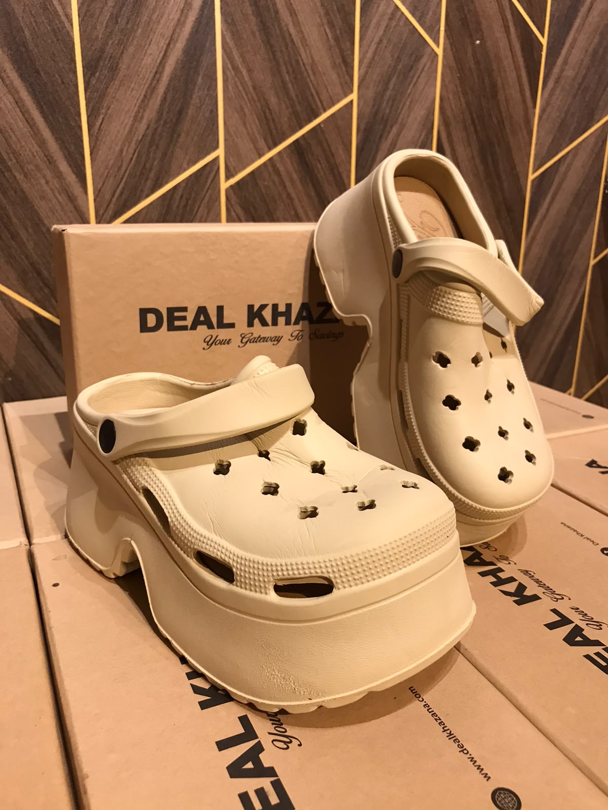 Women Comfortable Crocs Size 6