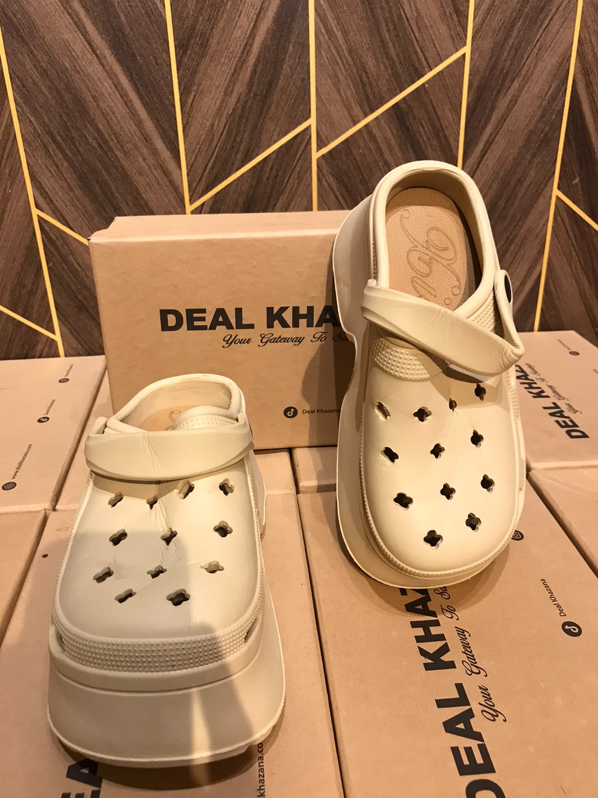 Women Comfortable Crocs Size 6