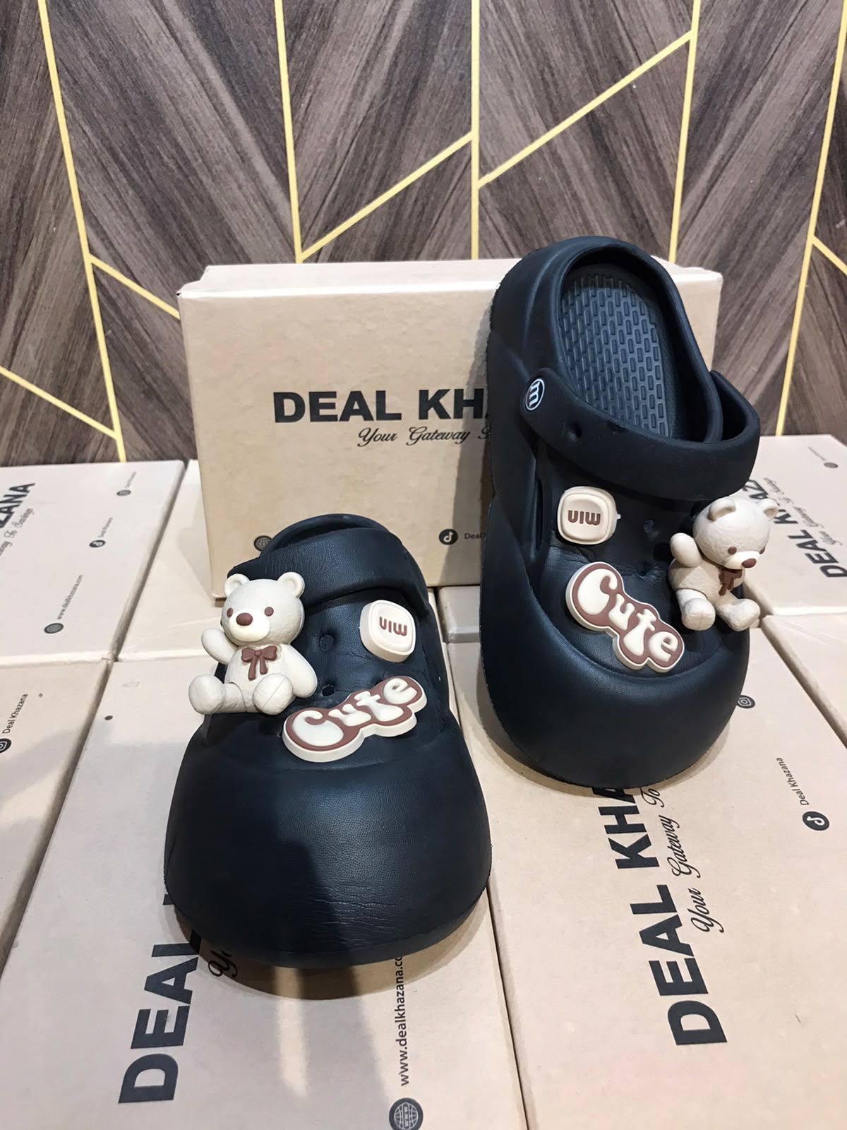 Women Comfortable Crocs Size 6