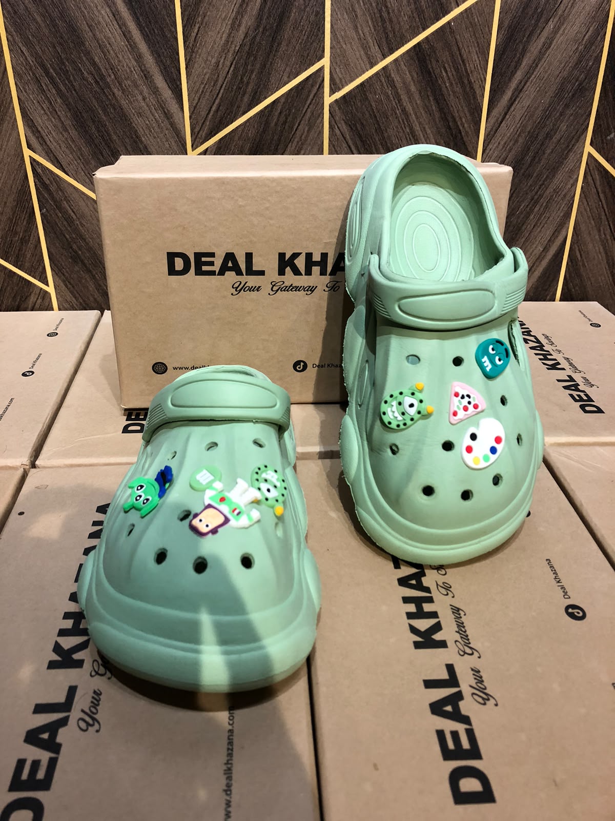 Women Comfortable Crocs Size 6