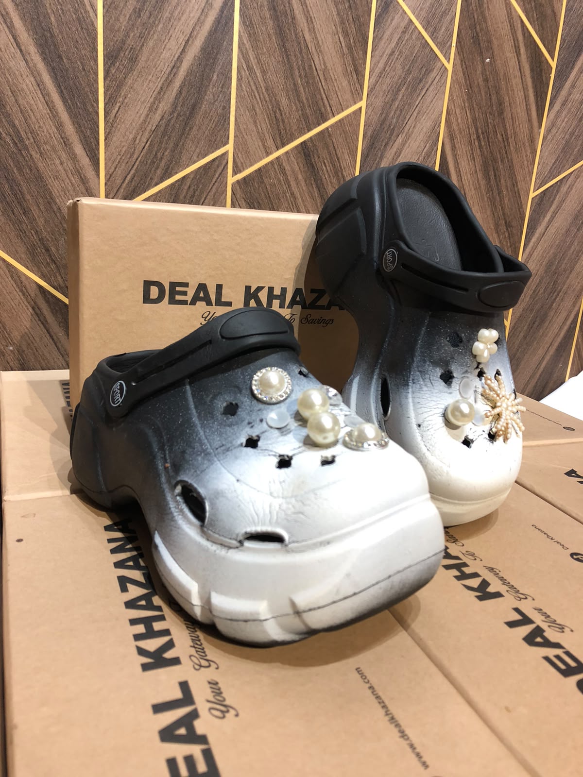 Women Comfortable Crocs Size 6