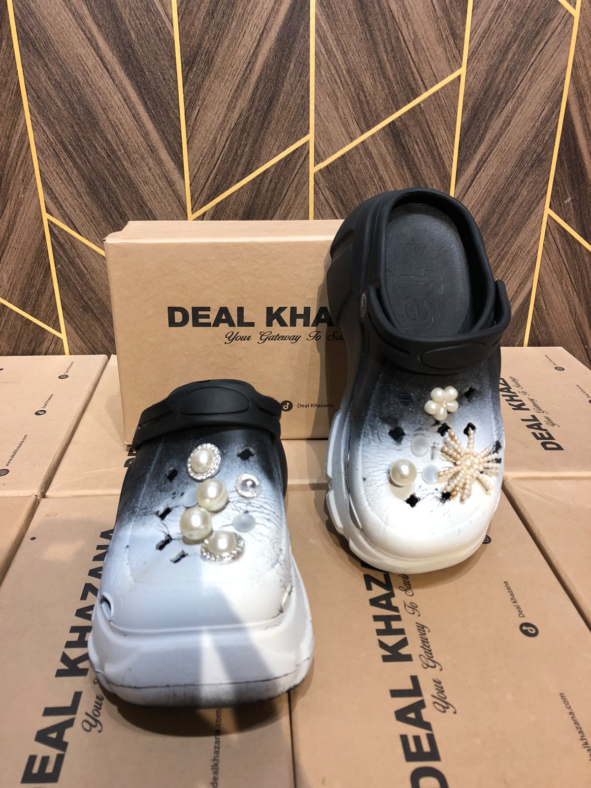Women Comfortable Crocs Size 6
