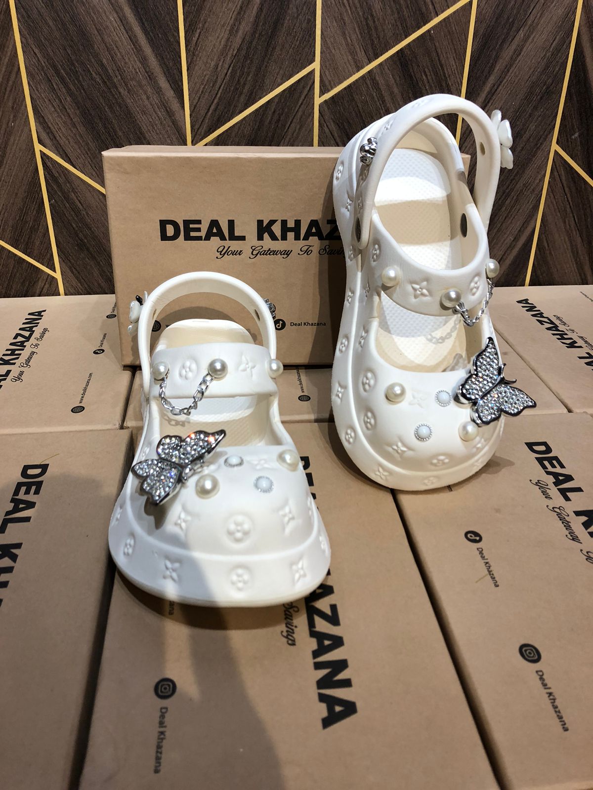 Women Comfortable Crocs Size 6