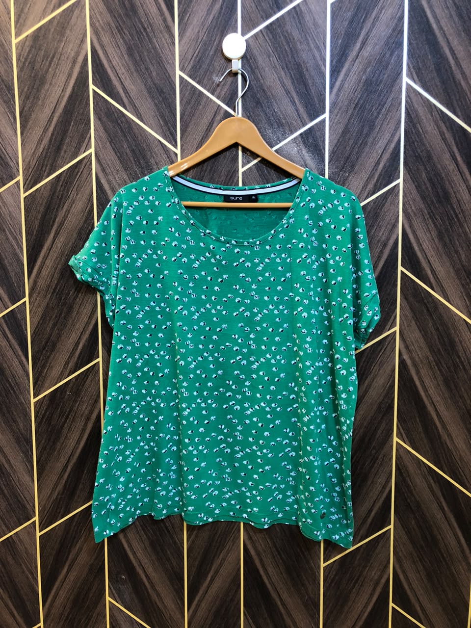 T-Shirt Jersey Medium Size Length 25   baggy