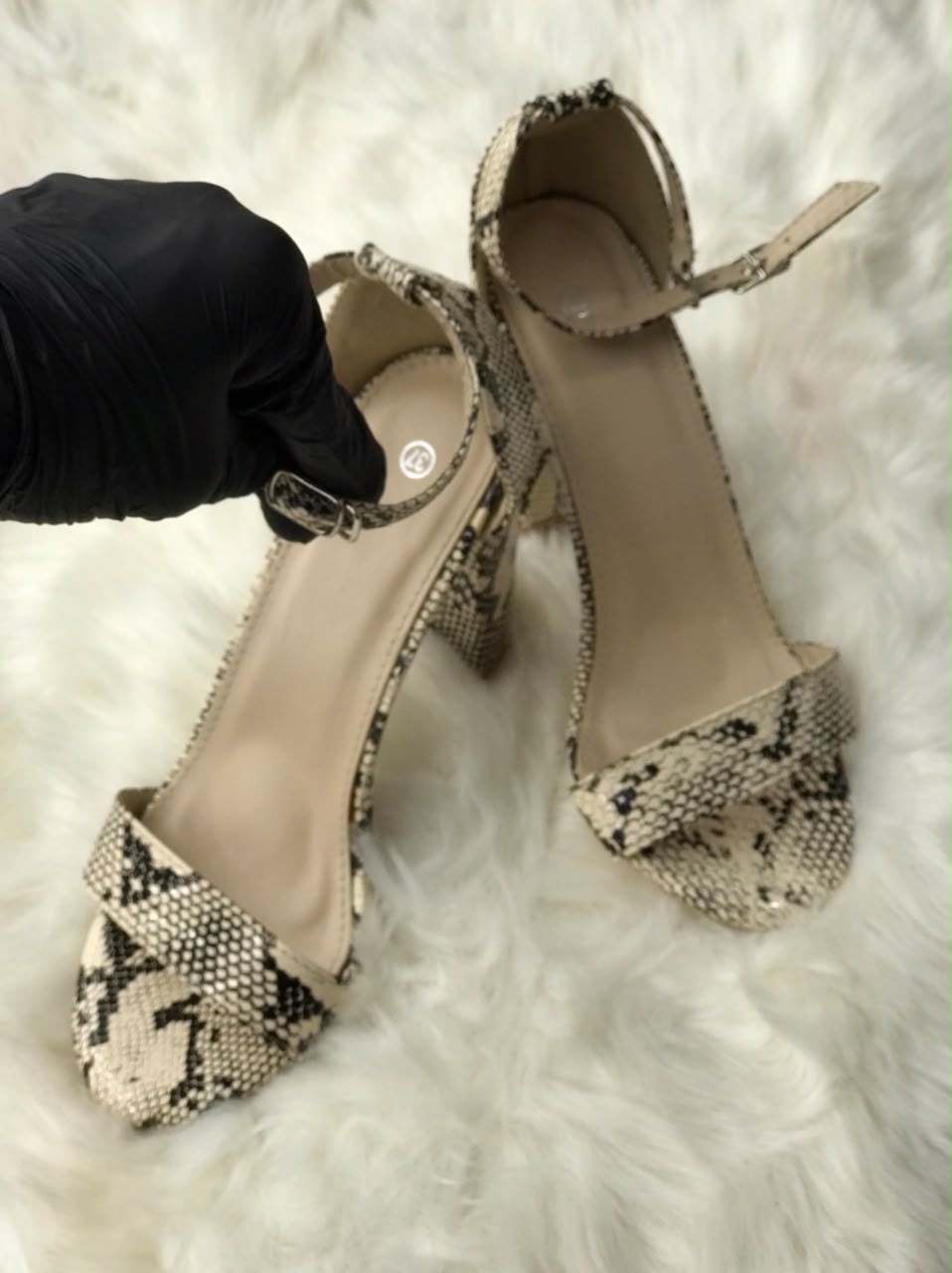 Women Heels minor defected Size 7 (EU 37)
