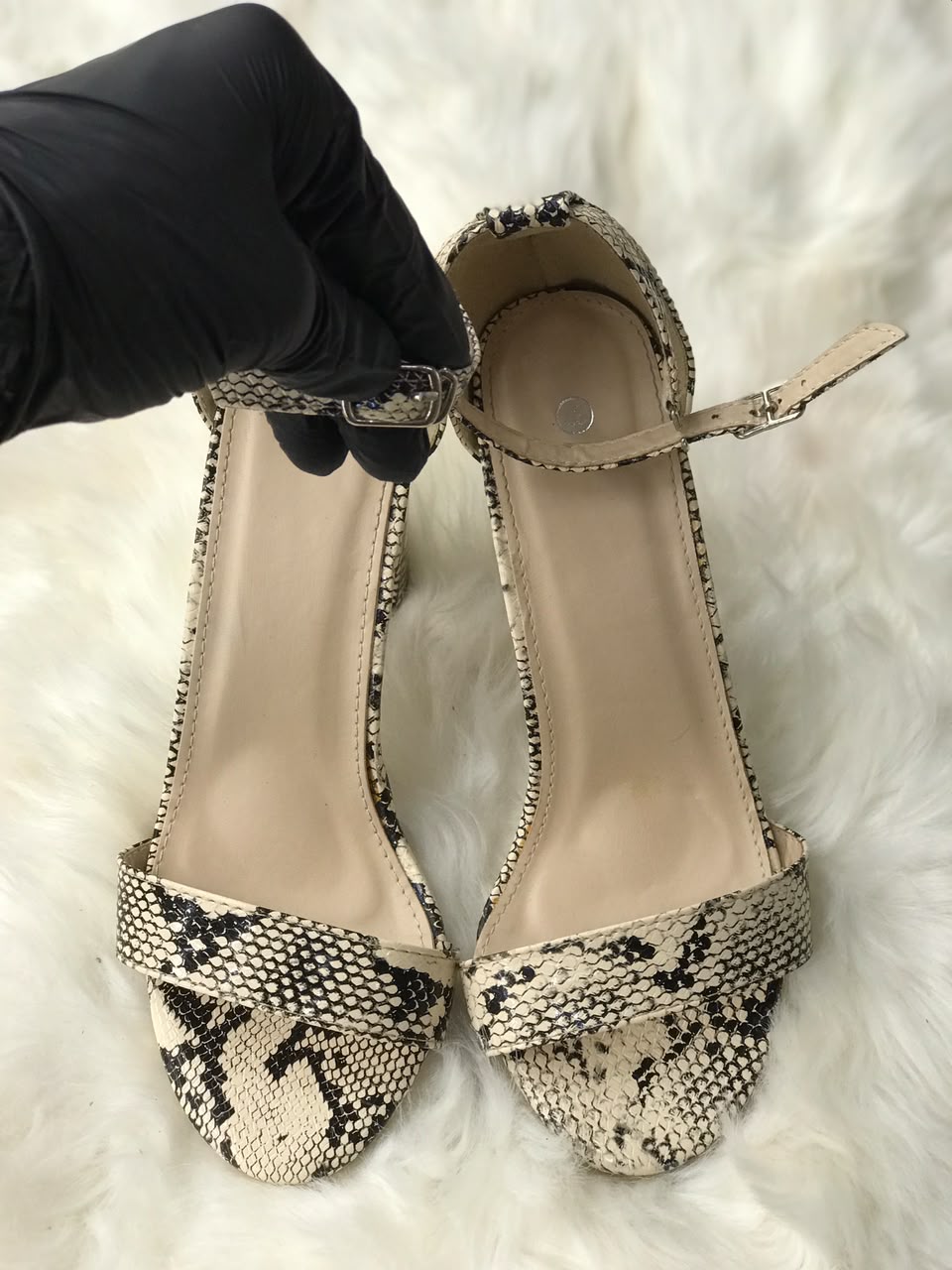 Women Heels minor defected Size 7 (EU 37)