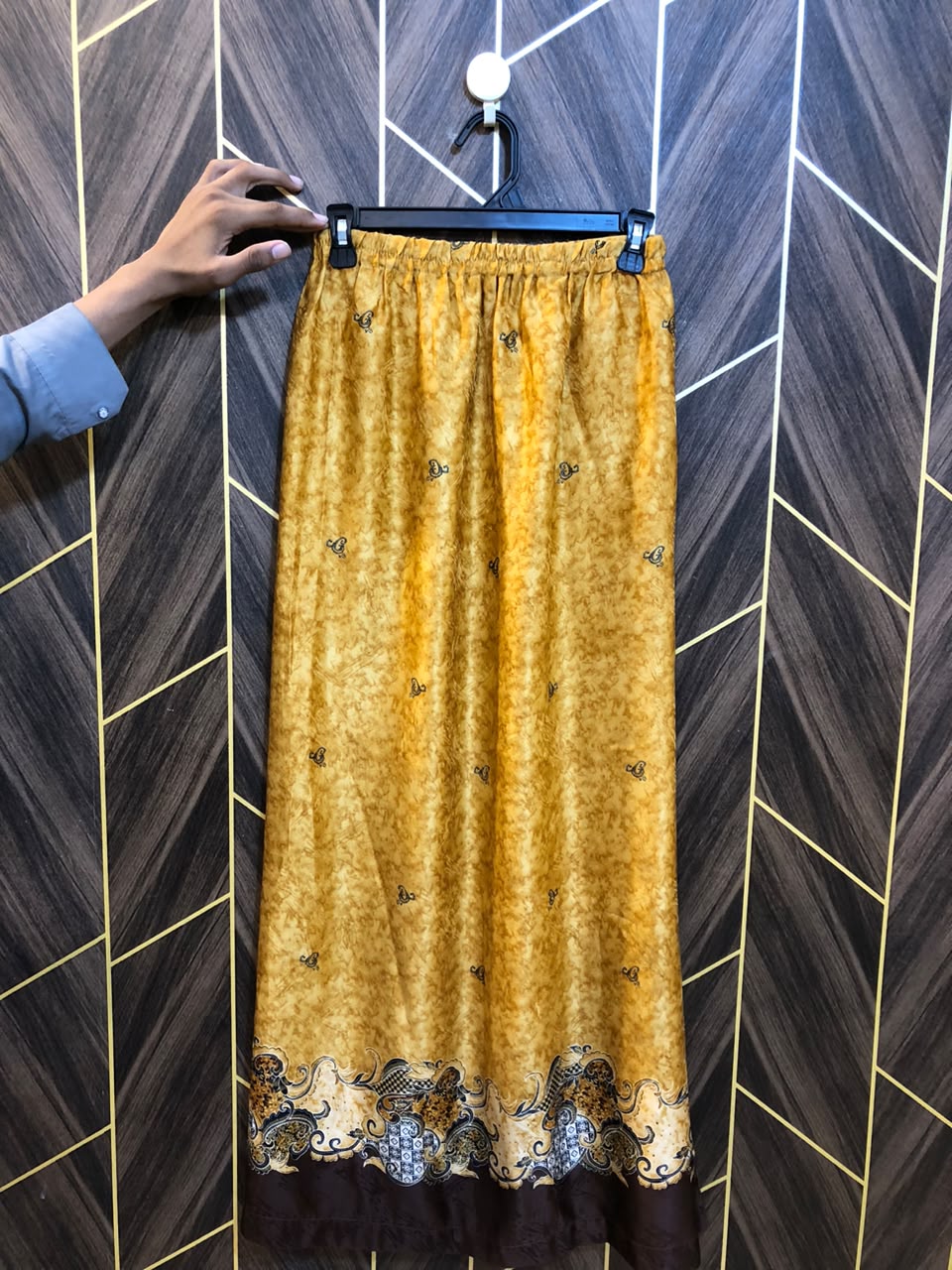 Women Skirts Silk X Small to Small | Size Waist 26–28 | Length 42