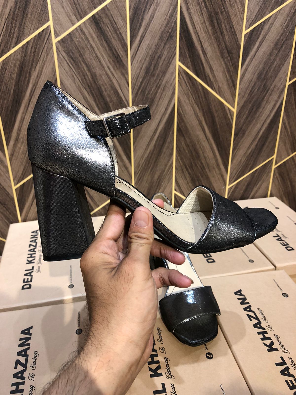 Women Heels minor defected Size 9