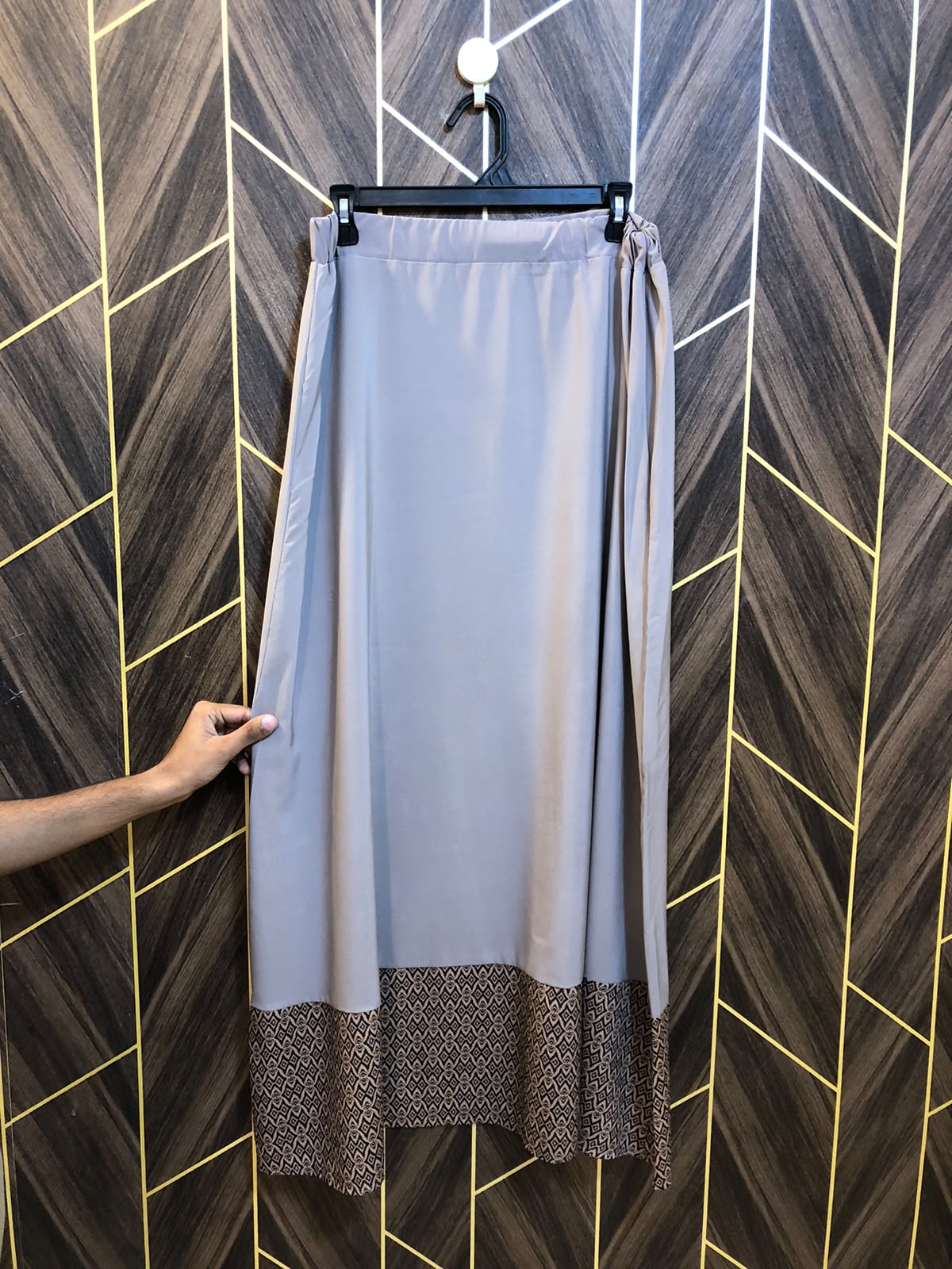 Women Skirts Silk Medium | Size Waist 32 | Length 40
