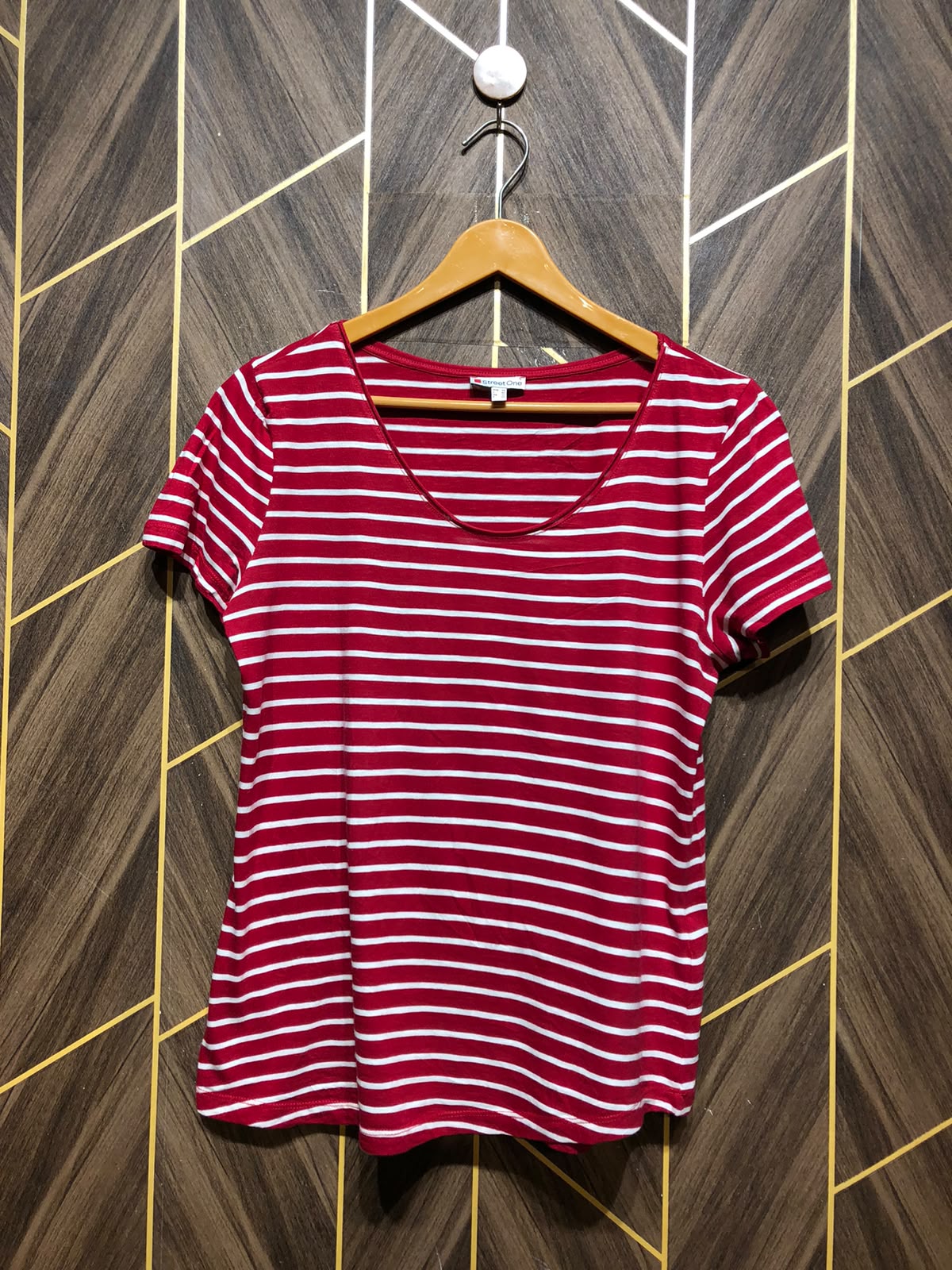 T-Shirt Jersey Small to Medium Size Length 24