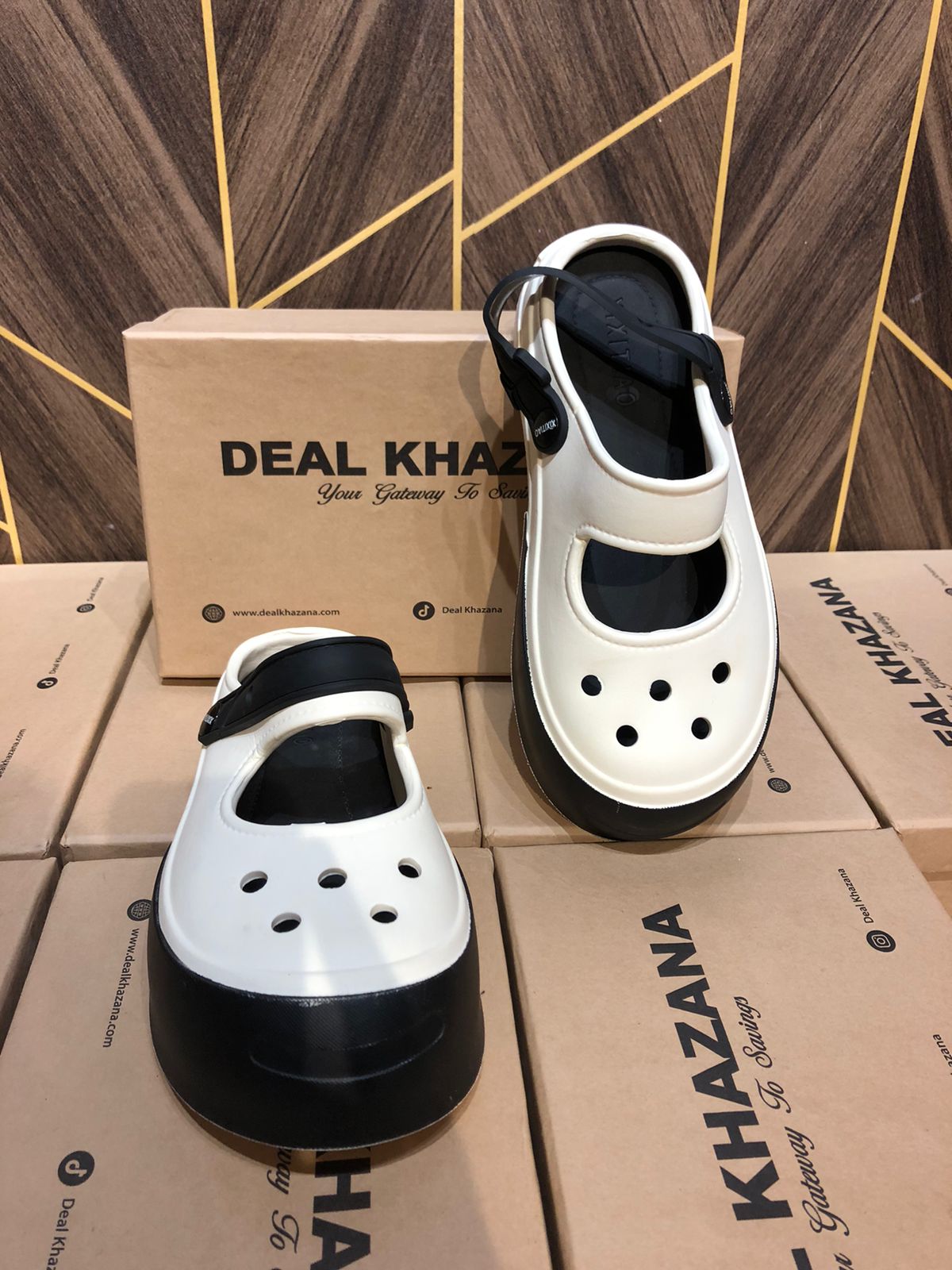 Women Comfortable Crocs Size 6