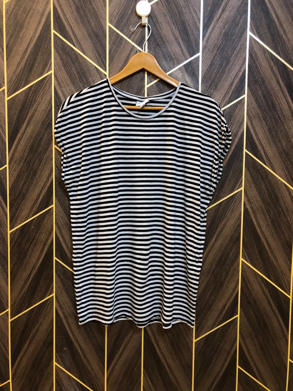 T-Shirt Jersey Medium Size Length 28   baggy