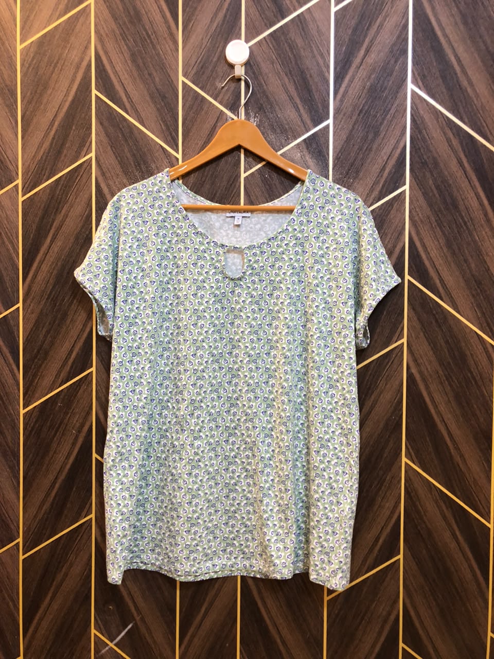 T-Shirt Jersey Medium Size Length 26 baggy